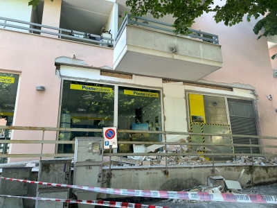 Colpo della &quot;marmotta&quot; al bancomat dell&#039;ufficio postale di via Di Sotto, la vigilanza presidia la zona [FOTO]