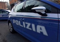 In possesso di cocaina e crack prova a lanciarla dalla finestra, arrestato un uomo che aveva anche coltello a serramanico