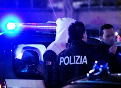 Ubriaco semina il panico in strada e aggredisce la polizia, arrestato