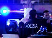 Ubriaco semina il panico in strada e aggredisce la polizia, arrestato